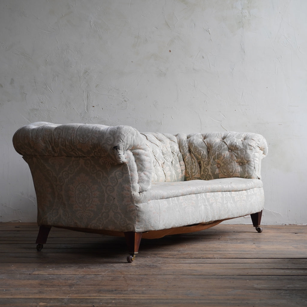 Antique Chesterfield Sofa with tapered legs-KONTRAST