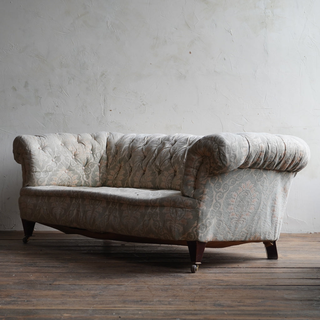 Antique Chesterfield Sofa with tapered legs-KONTRAST