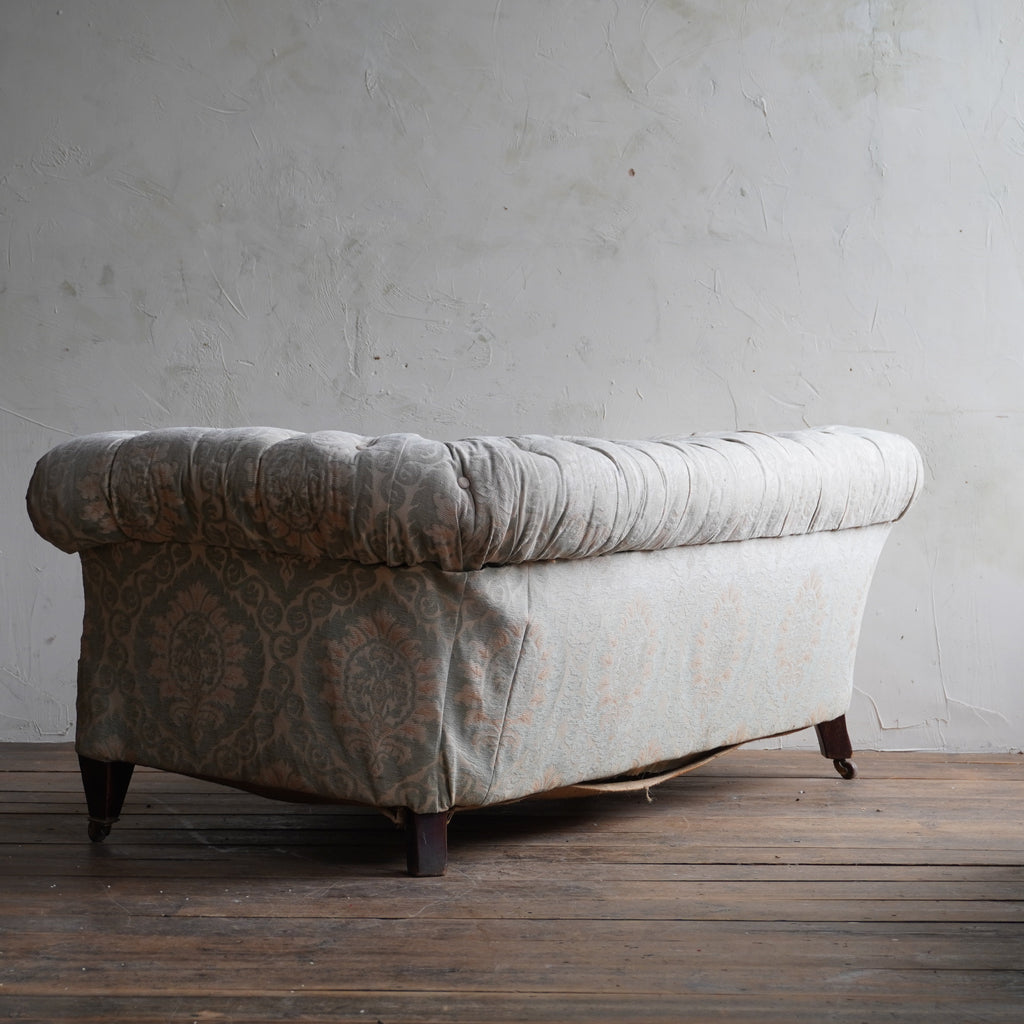 Antique Chesterfield Sofa with tapered legs-KONTRAST