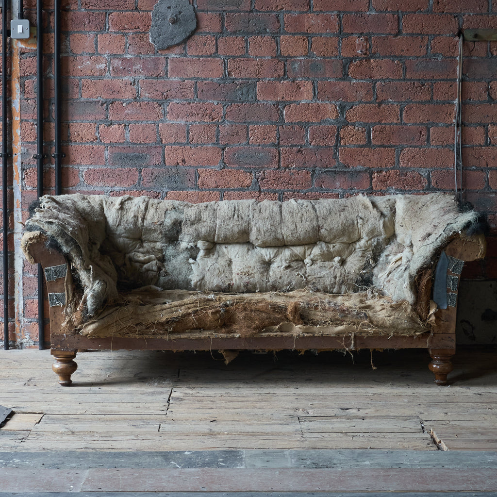 Antique Chesterfield sofa-KONTRAST