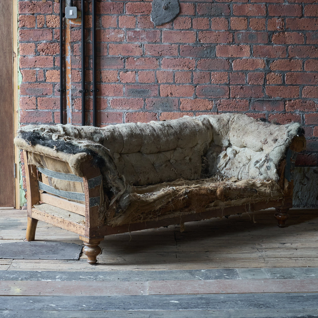 Antique Chesterfield sofa-KONTRAST