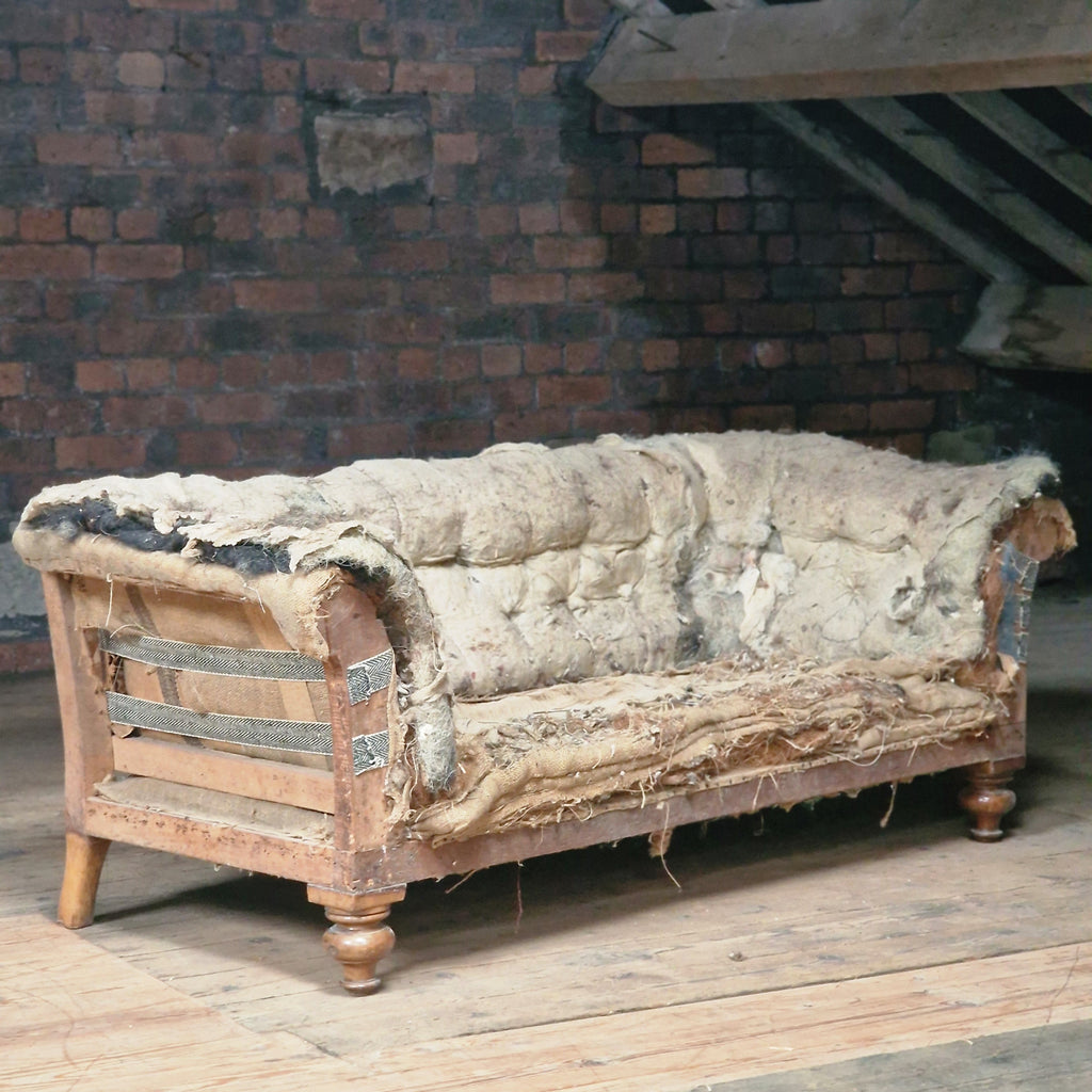 Antique Chesterfield sofa-KONTRAST