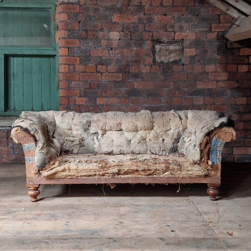 Antique Chesterfield sofa-KONTRAST