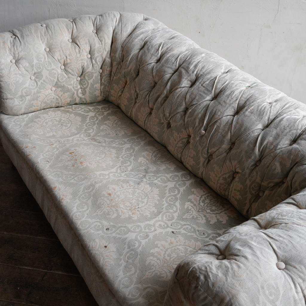 Antique Chesterfield with tapered legs-KONTRAST