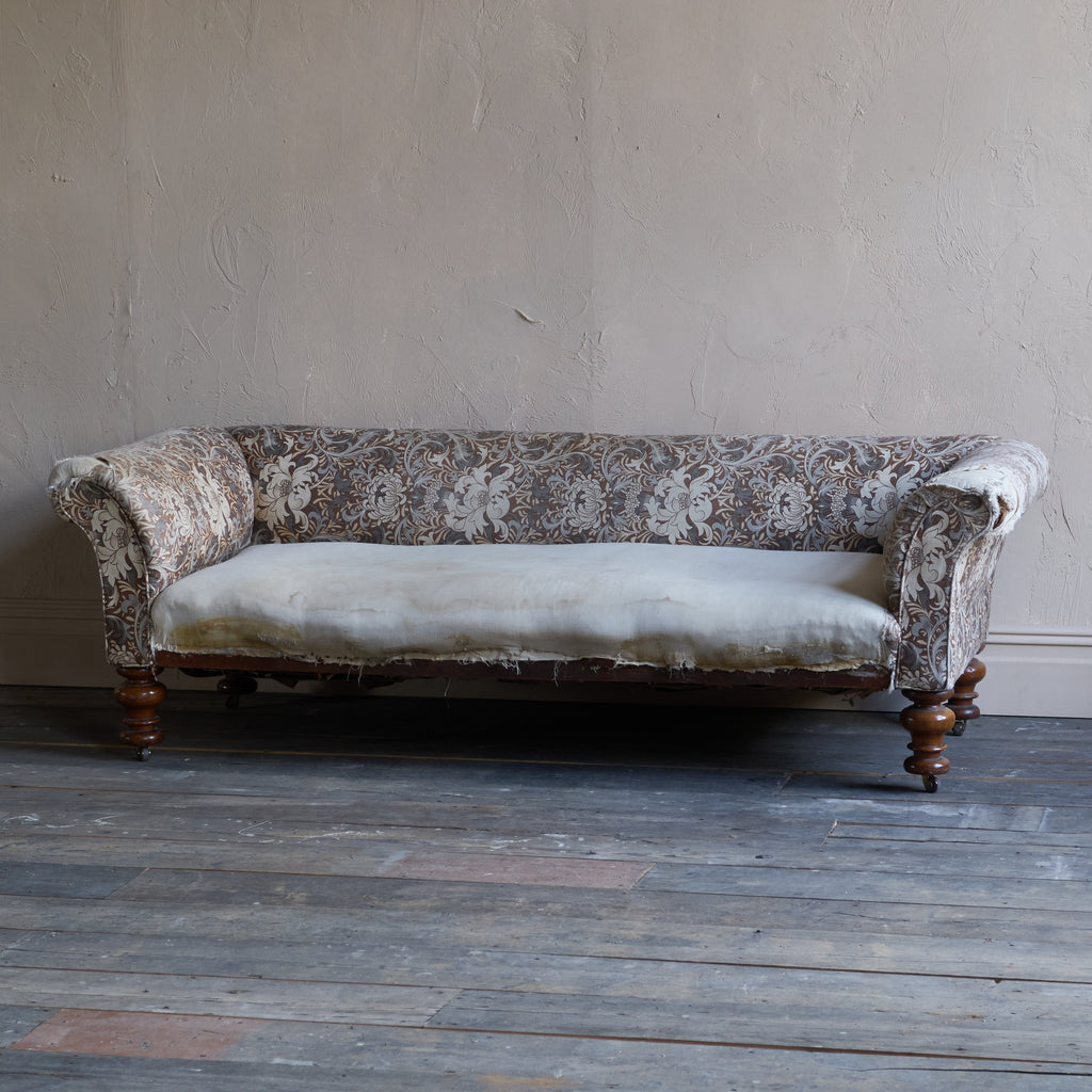 Deep-seated Countryhouse Sofa-Antique Seating-KONTRAST