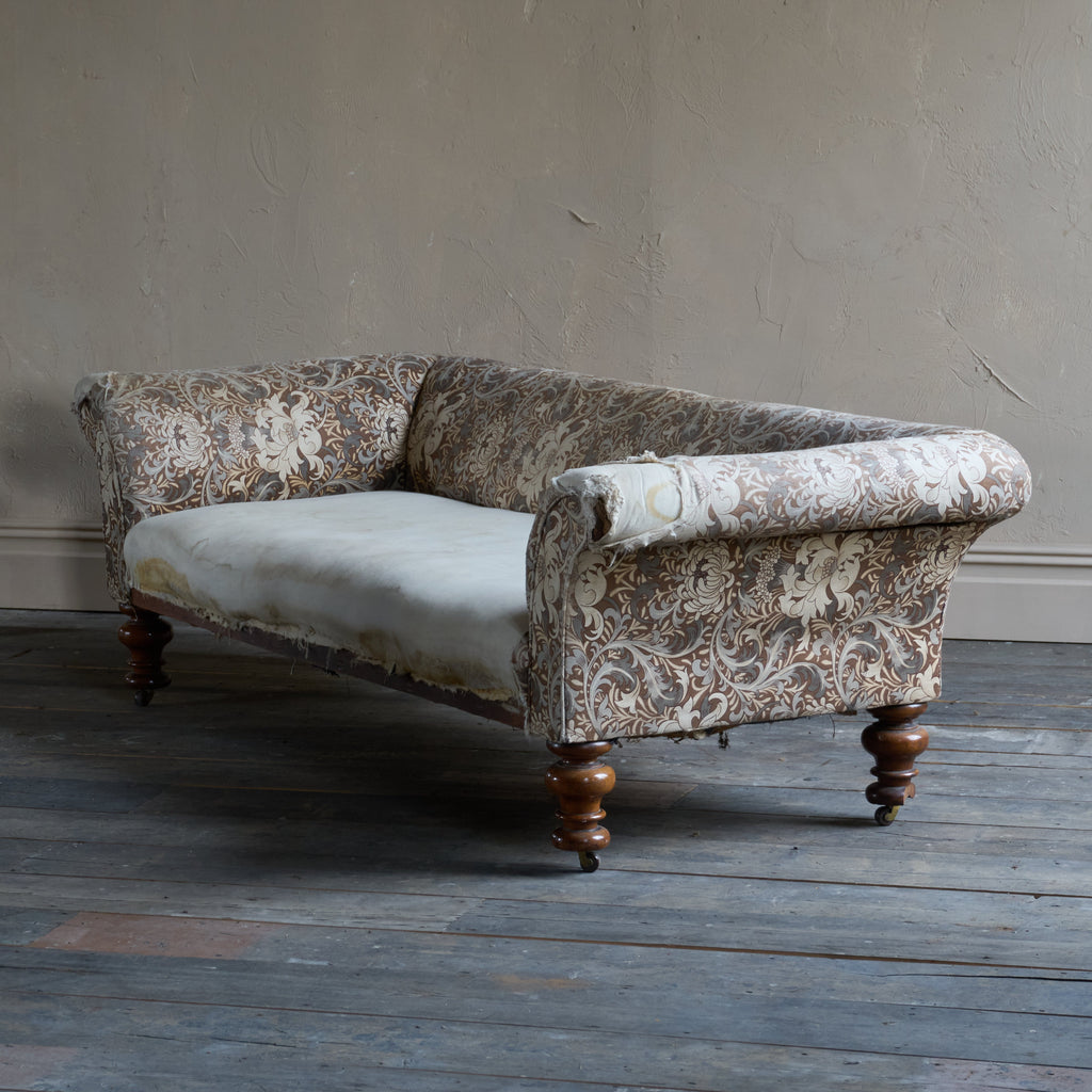 Deep-seated Countryhouse Sofa-Antique Seating-KONTRAST