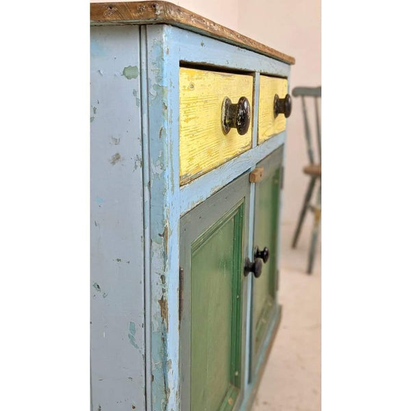 Vintage Kitchen painted green blue and yellow KONTRAST